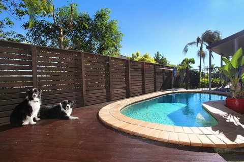Relax At Coolum - New Castle Holiday 0