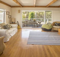 Rennies Retreat-Bushland  Ocean Views - New Castle Holiday