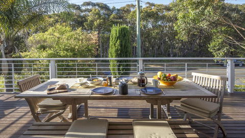 Rennies Retreat-Bushland & Ocean Views - New Castle Holiday 2