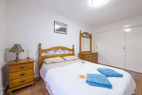 Rent Melbourne - New Castle Holiday 3
