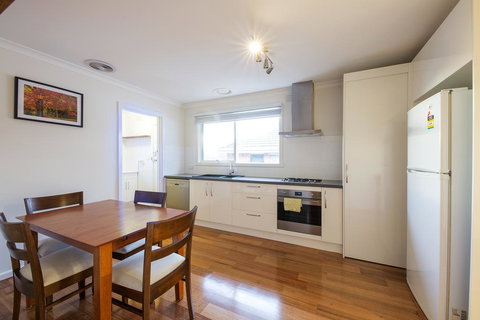 Rent Melbourne - New Castle Holiday 0