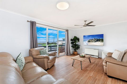 Rocky Point - Pet Friendly Accommodation For Multiple Families - New Castle Holiday 1