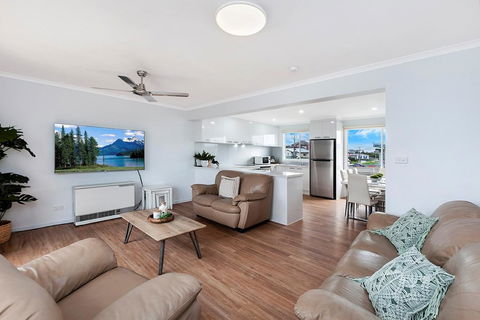 Rocky Point - Pet Friendly Accommodation For Multiple Families - New Castle Holiday 2