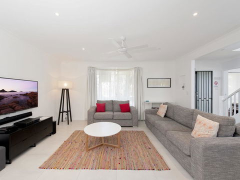 Ronald Avenue, 101, Sea Behind The Trees - New Castle Holiday 1