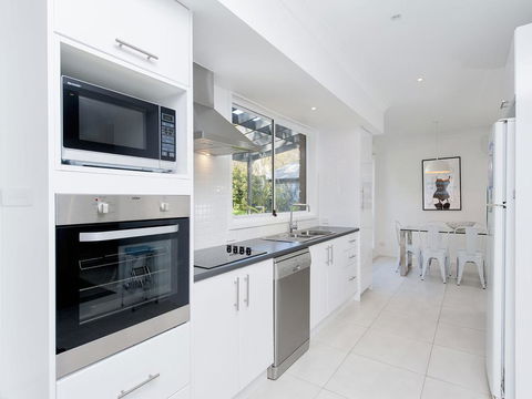 Ronald Avenue, 101, Sea Behind The Trees - New Castle Holiday 3