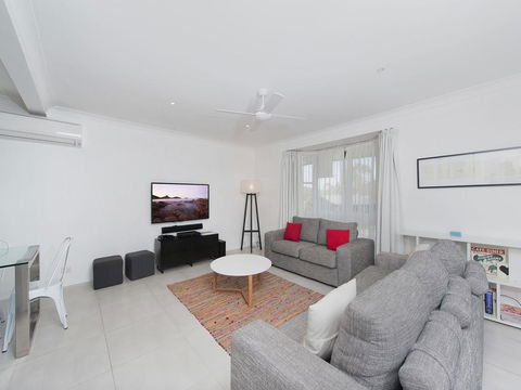 Ronald Avenue, 101, Sea Behind The Trees - New Castle Holiday 0