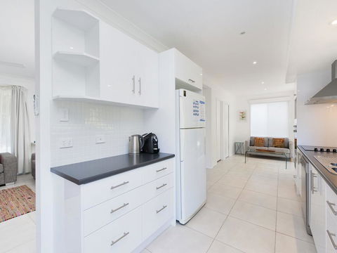 Ronald Avenue, 101, Sea Behind The Trees - New Castle Holiday 2