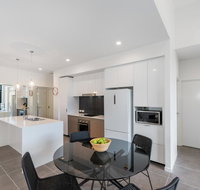 Round About Bulimba - Executive 3BR Bulimba apartment near Oxford St shops and restaurants - New Castle Holiday
