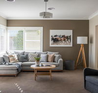 Sampson St Large Stylish CBD Home Sleeps 11 - New Castle Holiday