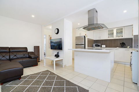 Sandhurst, Unit 2 - New Castle Holiday 2