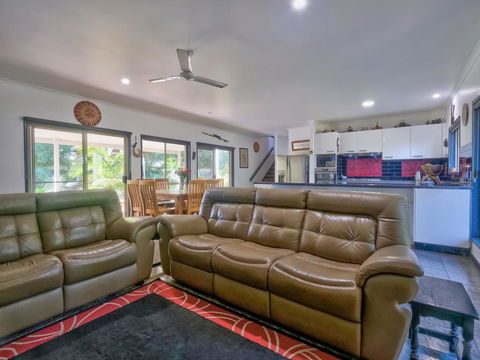 Sandy Feet Retreat Hervey Bay - New Castle Holiday 1