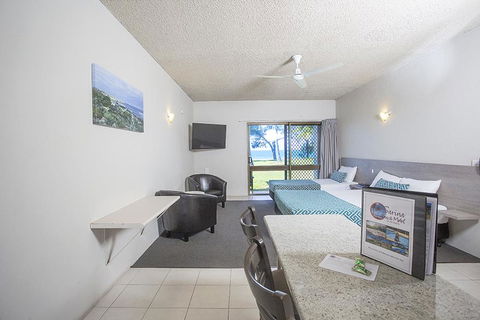 Sarina Beach Motel - New Castle Holiday 3