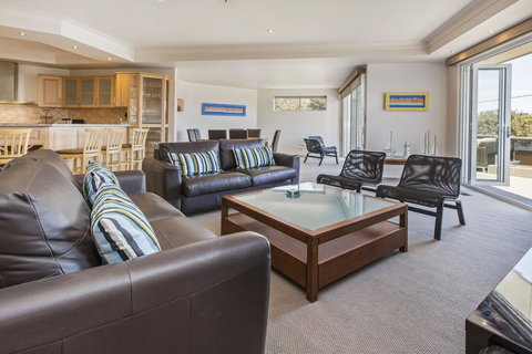 SEA GRANGE - MORNINGTON - New Castle Holiday 3