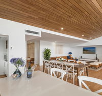 Sea la Vie 2 Luxury Apartment in Coffs Harbour Jetty with pool views and walking distance to the beach - New Castle Holiday