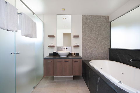 Sea Temple Palm Cove Luxury Studio 212 - New Castle Holiday 3