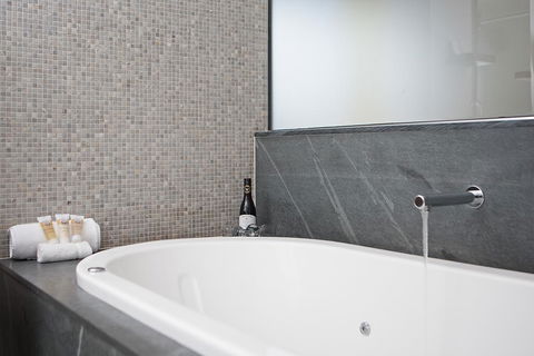 Sea Temple Palm Cove Luxury Studio 212 - New Castle Holiday 2