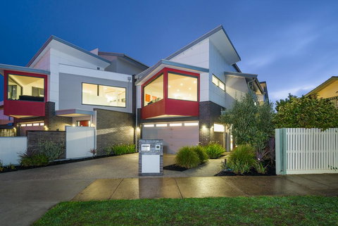 Sea View: Luxury Beachfront - New Castle Holiday 0