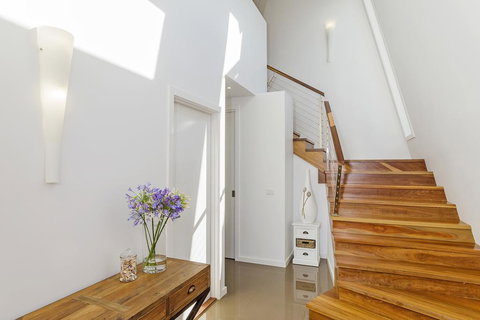 Sea View: Luxury Beachfront - New Castle Holiday 1