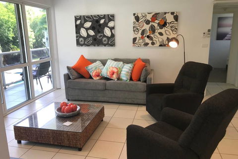 Secluded Tropical Apartment - New Castle Holiday 3