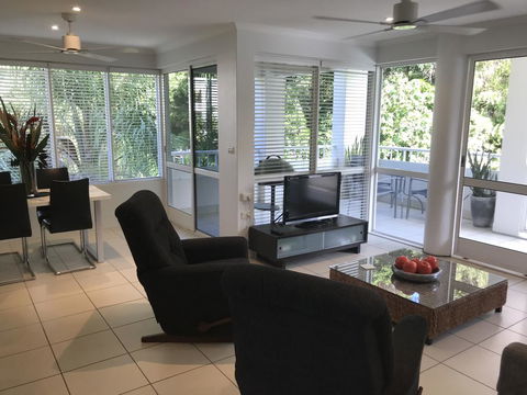 Secluded Tropical Apartment - New Castle Holiday 2