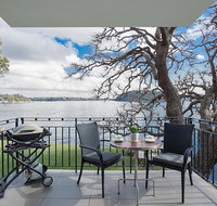 Serene And Stylish Harbourside Apartment - New Castle Holiday