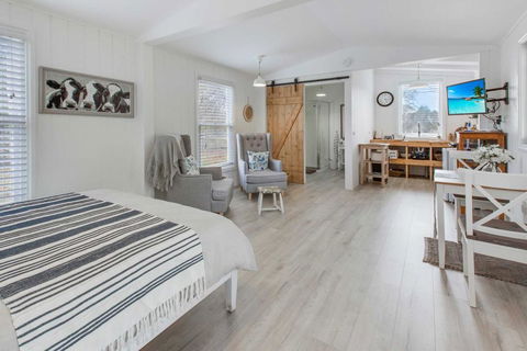 Shearers Cottage - Pet Friendly Holiday Accommodation - New Castle Holiday 3
