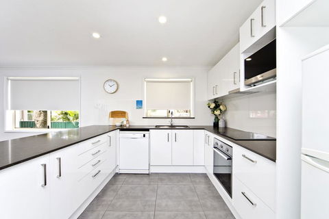 Shells On The Shore Holiday Accomm - Dolphins - New Castle Holiday 2