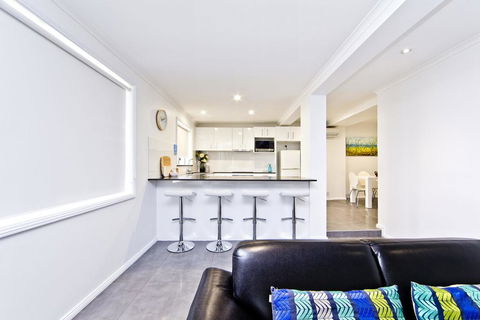 Shells On The Shore Holiday Accomm - Dolphins - New Castle Holiday 3