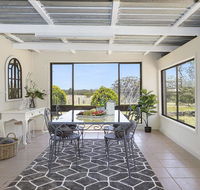 Silky Oak Cottage - cosy with country views - New Castle Holiday