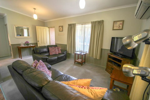 Silver Birches Holiday Unit 6 - New Castle Holiday 0