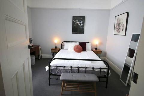 Sinjin: Unique Luxury 6 Bed House In Sydney City - New Castle Holiday 1