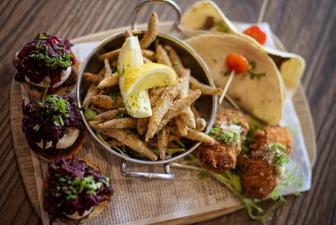 Six Degrees Motel - New Castle Holiday 2