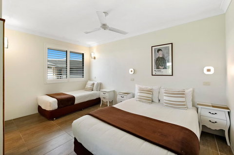 Smugglers On The Beach - New Castle Holiday 2