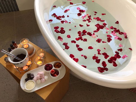 Somewhere Unique - New Castle Holiday 1