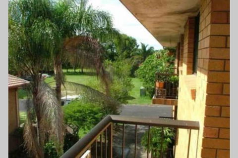 Spacious 2 Bedroom Beach Side Apartment - Close To Shopping Centre With Coles, Health Food Shop, Sushi, Pizza, Cafes, Hairdresse - New Castle Holiday 3