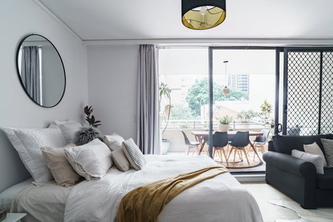 Spacious Apt V Stylish Furniture Pool GYM - New Castle Holiday 1