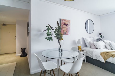 Spacious Apt V Stylish Furniture Pool GYM - New Castle Holiday 0