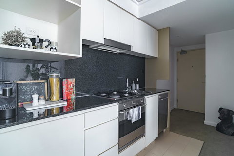 Spacious Apt V Stylish Furniture Pool GYM - New Castle Holiday 3