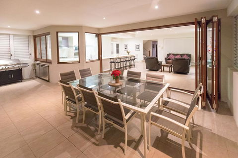Spacious House In Heart Of Surfers Paradise - New Castle Holiday 1