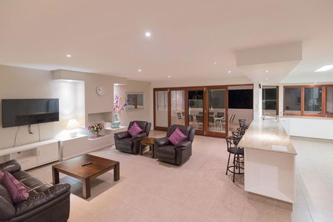 Spacious House In Heart Of Surfers Paradise - New Castle Holiday 3