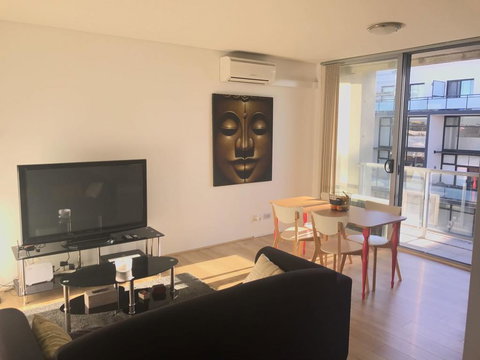 Spacious One Bedroom Apartment In Marrickville - New Castle Holiday 0