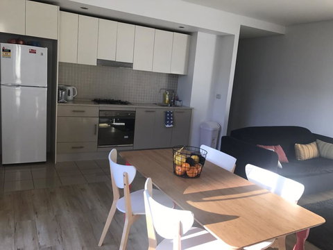 Spacious One Bedroom Apartment In Marrickville - New Castle Holiday 1