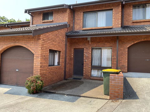 Spacious Townhouse In Wollongong - New Castle Holiday 3