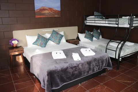 Spanish Lace Motor Inn - New Castle Holiday 1