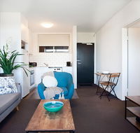 Sprawling City Views and Balcony in Cosy Apartment - New Castle Holiday