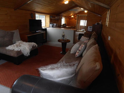 Springmead Rustic Cabin - New Castle Holiday 3