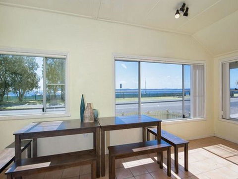 Stillwater', 25 Victoria Parade - Large Cottage Across From The Water Sleeping 13 - New Castle Holiday 1