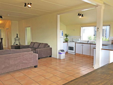 Stillwater', 25 Victoria Parade - Large Cottage Across From The Water Sleeping 13 - New Castle Holiday 2