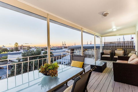 Stirling Apartments - The Penthouse - New Castle Holiday 0