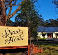 Straw House B and B - New Castle Holiday